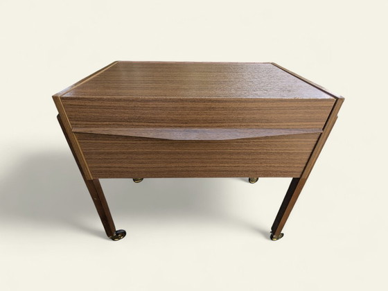 Image 1 of Une rareté ! Armoire à roulettes de couture vintage des années 70 - dessus ouvrant, utilisation polyvalente, design Mid Century