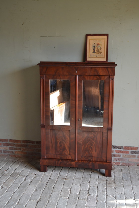 Image 1 of Hermoso armario antiguo de madera de caoba para niña con puertas espejadas