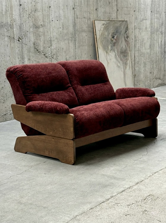 Image 1 of DIVANO 2 POSTI LEGNO DI QUERCIA VELLUTO BORDEAUX ROSSO ANNI '70
