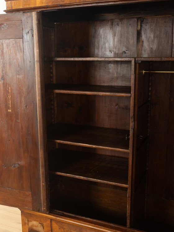 Image 1 of Armoire baroque en noyer, vers 1760