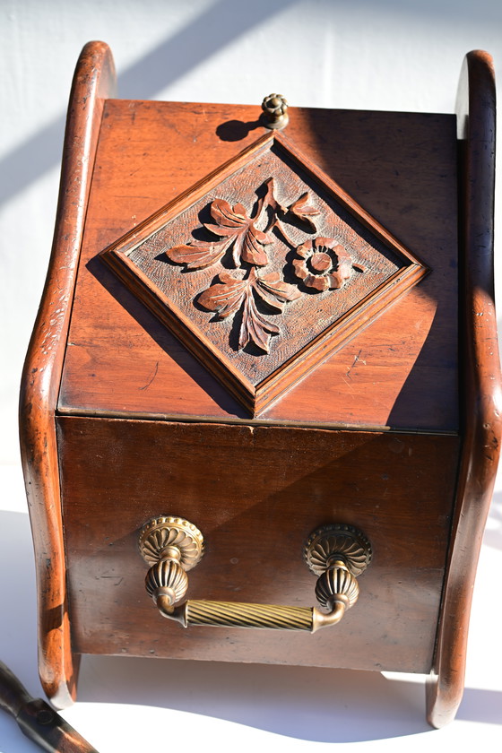 Image 1 of Antike seltene edwardianische Nussbaumkohletruhe, Kaminkohletruhe, Schottland 1920.