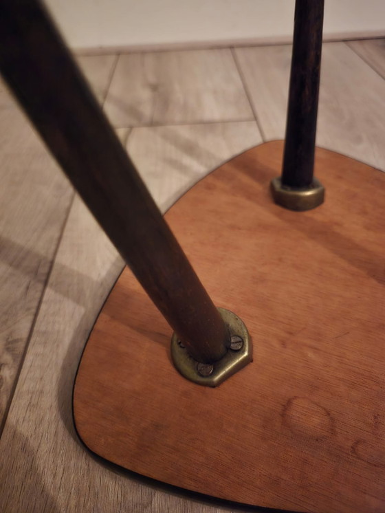 Image 1 of Magnifique table d'appoint triangulaire rétro vintage ocre à bordure noire