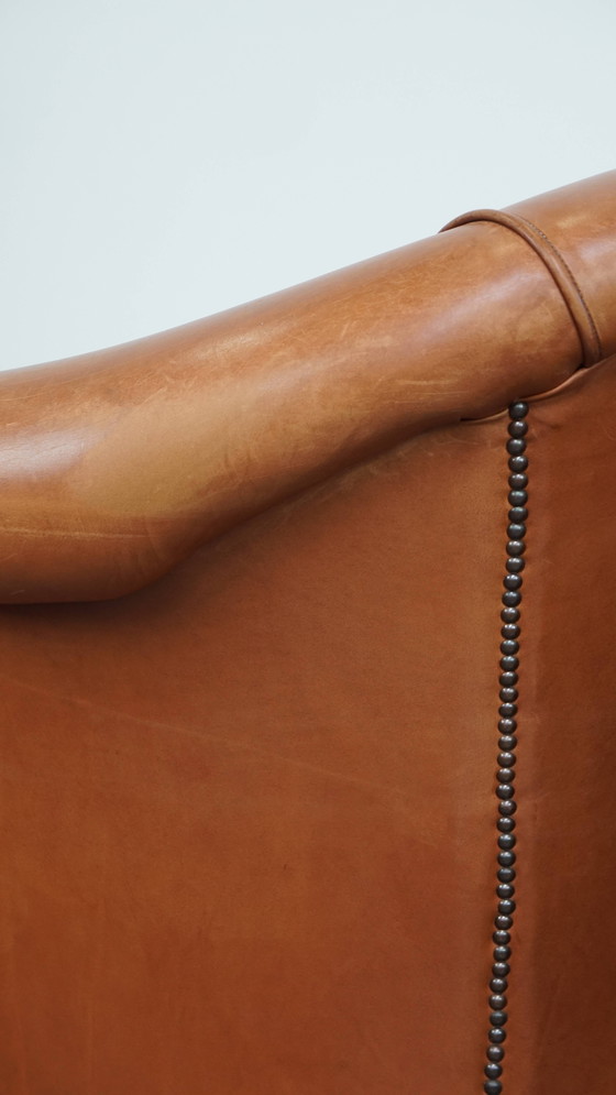 Image 1 of 2 x Cognacfarbener Rindsleder-Clubsessel mit dekorativem Nagelfinish