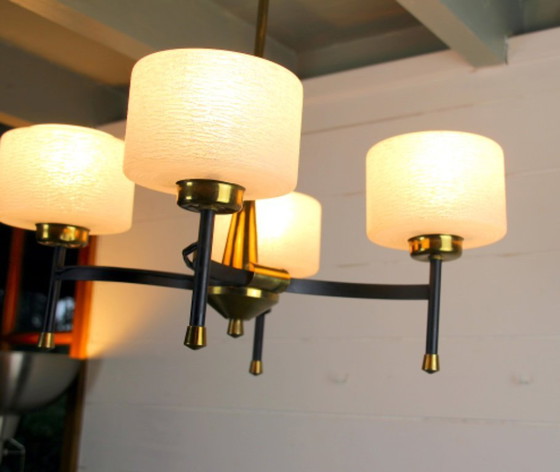 Image 1 of Maison Arlus, kroonluchter uit het midden van de vorige eeuw, messing en opaal, Frankrijk 1950