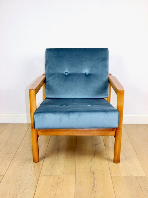 Sillón vintage de madera, diseño en tonos marrones y azul marino de Z. Bączyk - madera clara