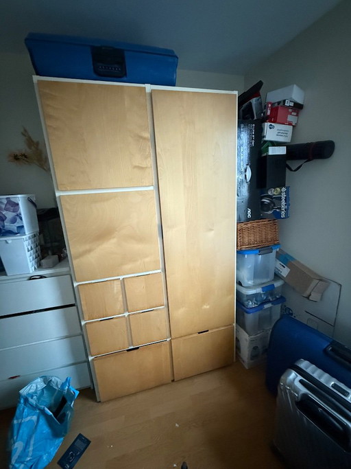 Kleiderschrank mit Schubladen, weiß und helles Holz