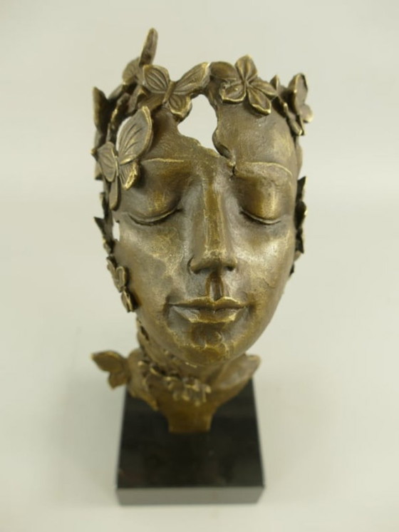 Image 1 of Statua in bronzo di una donna con farfalle e fiori