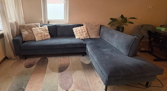 Image 1 of Canapé d'angle en velours côtelé bleu.