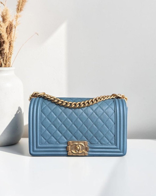 Chanel Boy Medium - Caviar 25CM Gewatteerd Blauw Goudkleurige Hardware 25