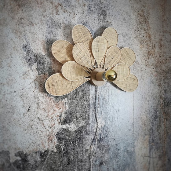 Image 1 of Applique murale fleur, modèle Camélia, 11 pétales en rotin et tissu (teinte personnalisable)