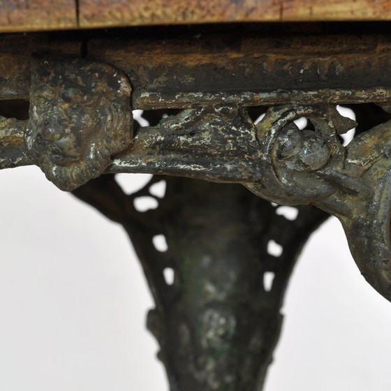 Image 1 of Mesa de jardín de hierro fundido con tablero de pino.