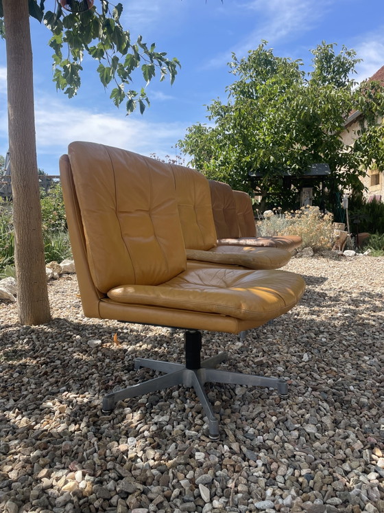 Set van 2 vintage okerkleurige leren draaifauteuils – jaren 70 – Draaistoelen, Leather, Metal (photo 3 of 9)