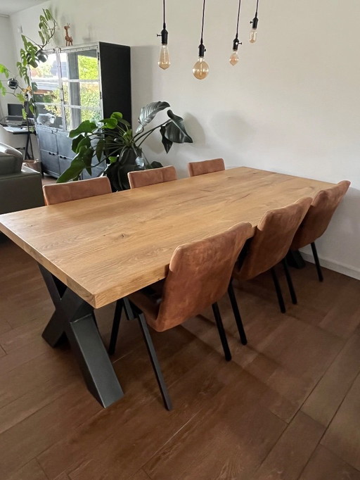 Belle table de salle à manger en bois avec chaises (en option)