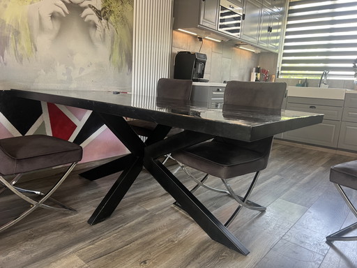 Tafel ontmoette 6 gestolen