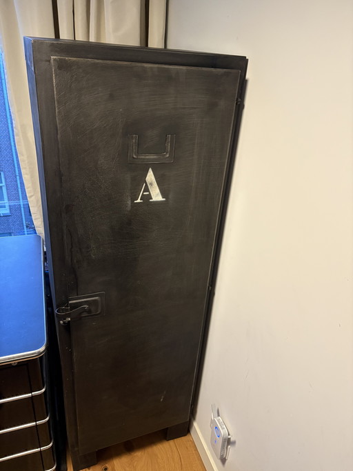 Designer-Eisenschrank