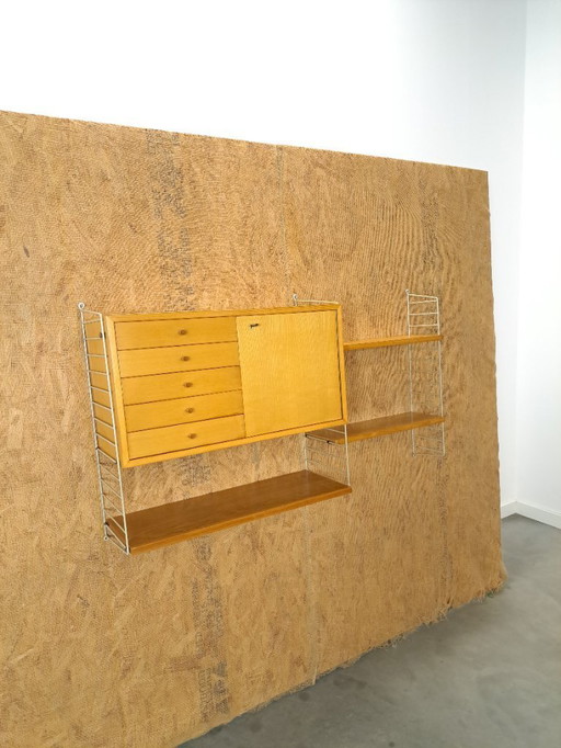 Sistema di parete modulare String con armadio e ripiani