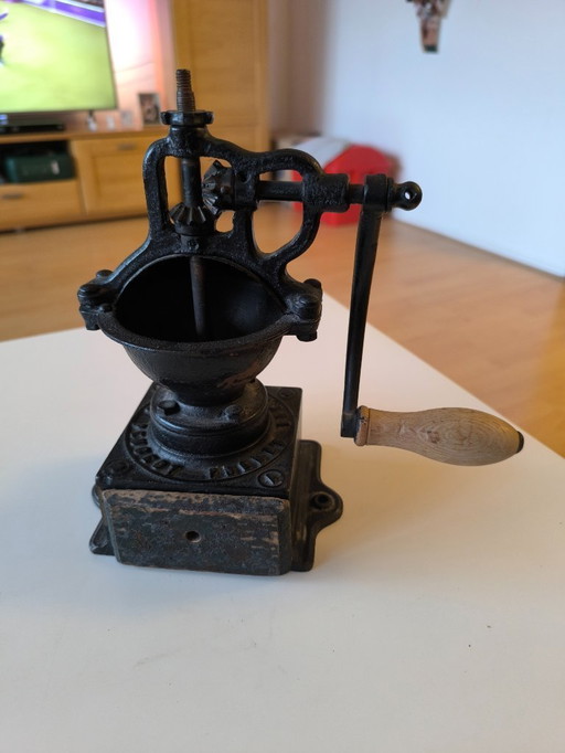 Antique Peugeot Frères coffee grinder – SGDG – ca. 1880–1895 – original and working