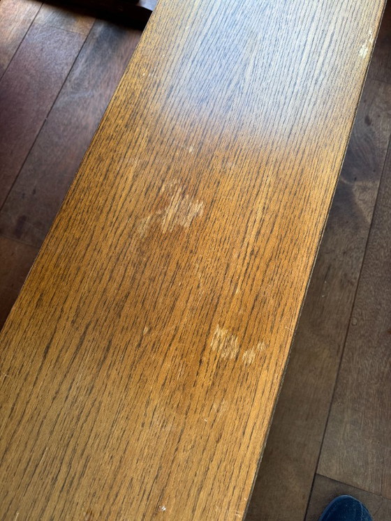 Image 1 of Tavolo da pranzo in legno con due panche abbinate.