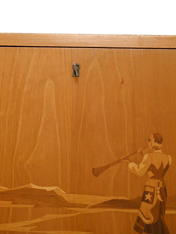 Image 1 of Skandinavischer Ulmenholzschrank aus den 1940er Jahren mit Intarsien