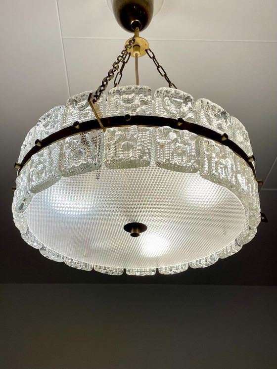 Image 1 of Carl Fagerlund voor Orrefors kroonluchter van messing en kristalglas uit het midden van de vorige eeuw, Zweden, jaren 60