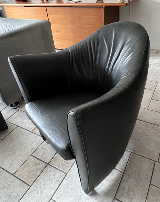 Dos sillones Leolux estilo chamán con otomana.