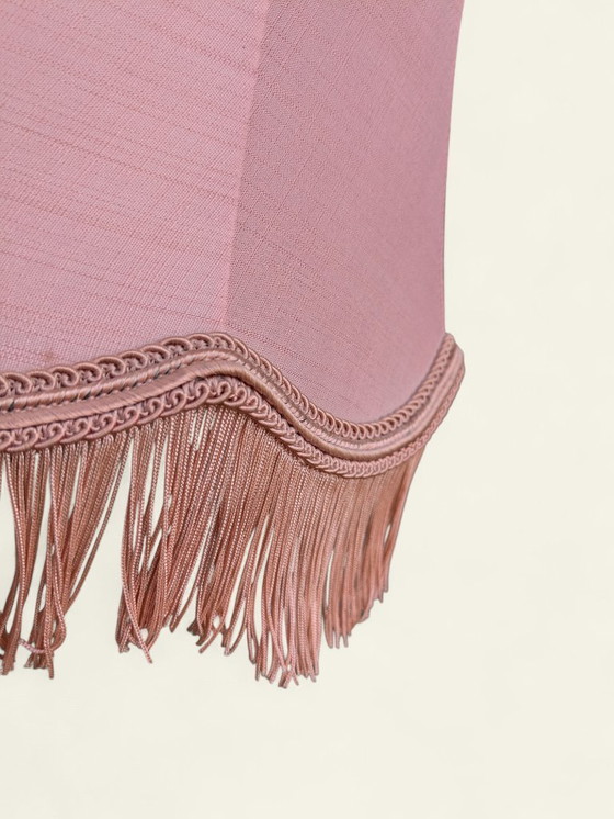 Image 1 of Vintage tafellamp Mid Century, roze kap met franjes en fijn brokaat, jaren 60/70