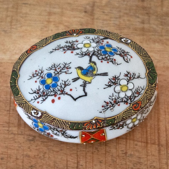 Image 1 of Handbemalte Porzellandose mit Blumen- und Vogelmotiv