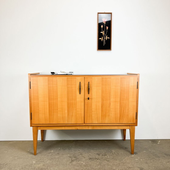 Image 1 of Piccola credenza di WK Möbel, impiallacciatura chiara con piano in vetro nero, anni '50