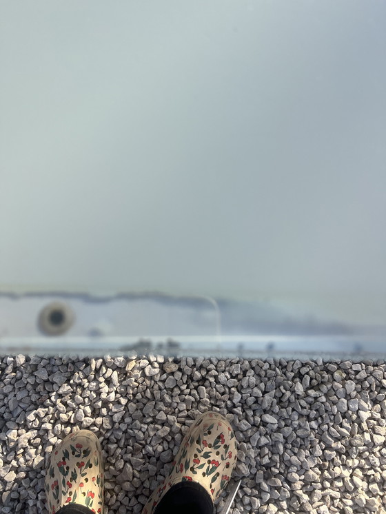 Image 1 of Bellissimo tavolo da giardino di design con piano in vetro satinato.