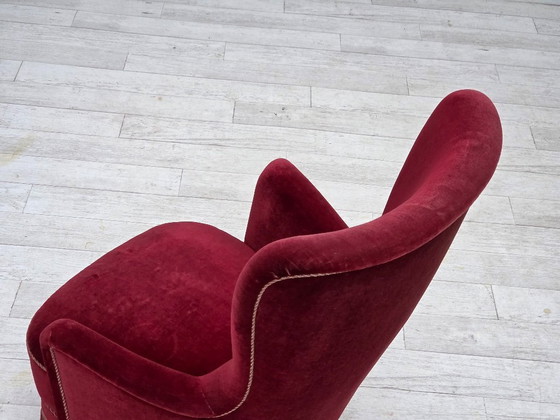 Image 1 of Fauteuil danois des années 1970, revêtement en velours rouge cerise, pieds en frêne.