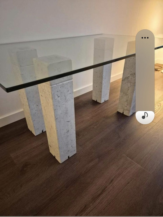 Image 1 of Table de salle à manger vintage avec colonnes en marbre et plateau en verre
