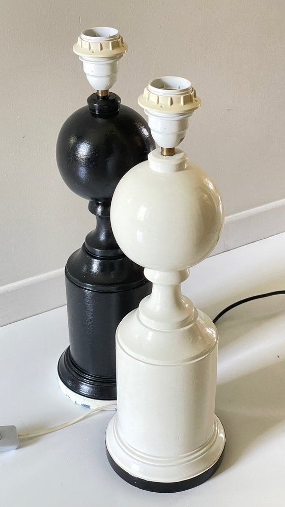 Image 1 of 2 supporti per lampade in legno tornito in bianco e nero VINTAGE