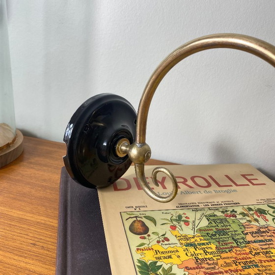 Image 1 of Messing wandlamp met zwanenhals en glazen tulpvormige kap.