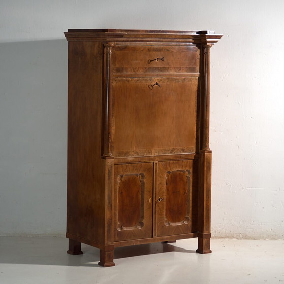 Antico secretaire Biedermeier in legno di noce – Austria, circa 1840 – Scrivanie, Brass (photo 4 of 40)