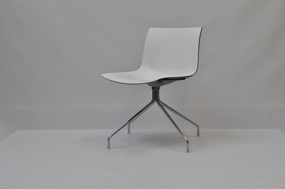 Image 1 of Sedie girevoli Arper Catifa 46 – set da 4 – scocca bianca e nera + base cromata