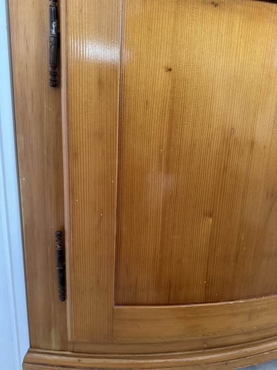 Image 1 of Degelijke grenen hoekkast 