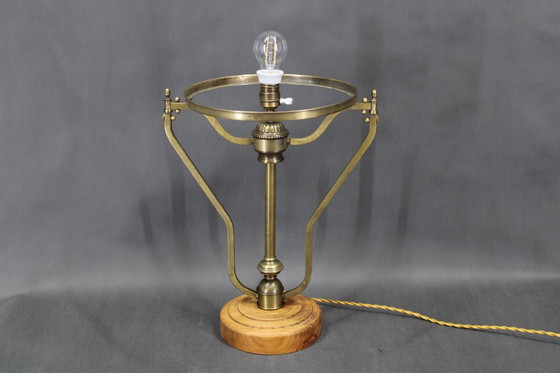 Image 1 of Lampe de table en laiton restaurée des années 1930 avec base en bois et abat-jour en verre