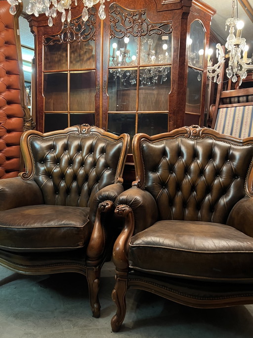 2 poltrone Chesterfield barocche in pelle