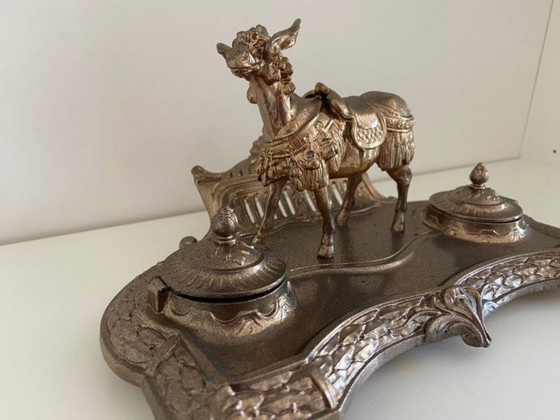 Image 1 of Écritoire à Double Encriers Modèle Atypique Métal Doré Patiné Décor Mulet Orient