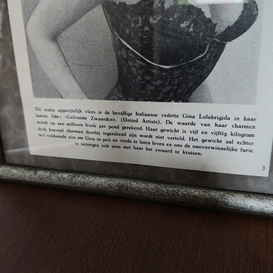 Image 1 of Originele Gina Lollobrigida magazinepagina – "Schokkend" – Authentieke vintage magazinepagina – Ingelijst – 20 × 27 cm