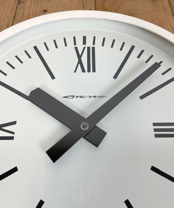 Image 1 of Witte industriële Sovjet-bakeliet wandklok van Strela, jaren 80.