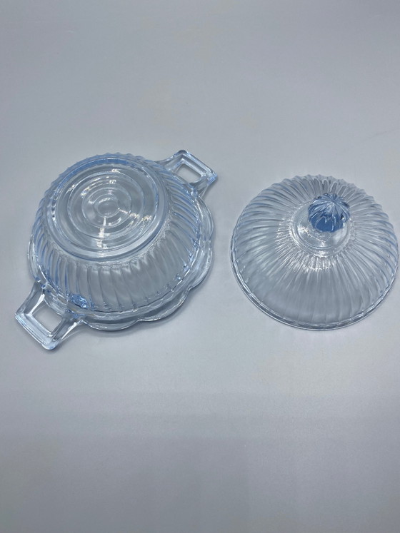 Lavendelblauwe snoepdoos van geperst glas met twee handvatten – Stralend geribbeld ontwerp – Glazen & Karaffen (photo 3 of 5)
