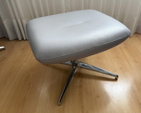 Image 1 of Poggiapiedi e cuscino poggiatesta per poltrona Leolux Caruzzo, colore grigio chiaro.