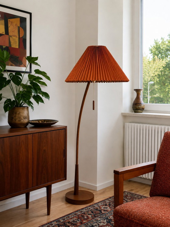 Scandinavian Vintage Teak Floor Lamp, circa 1968-1975 – Curved Wooden Base & Original Pleated Shade (photo 3 of 5)