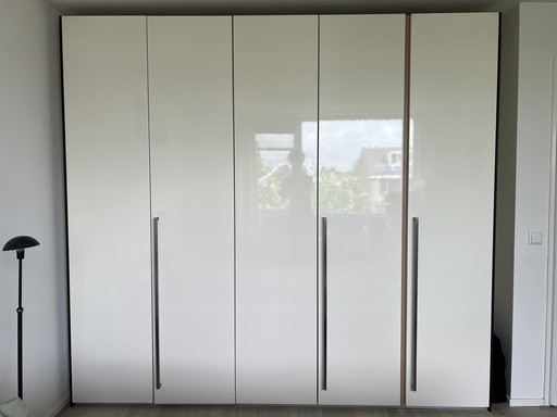 Poliform high gloss closet with wenge intermediate element