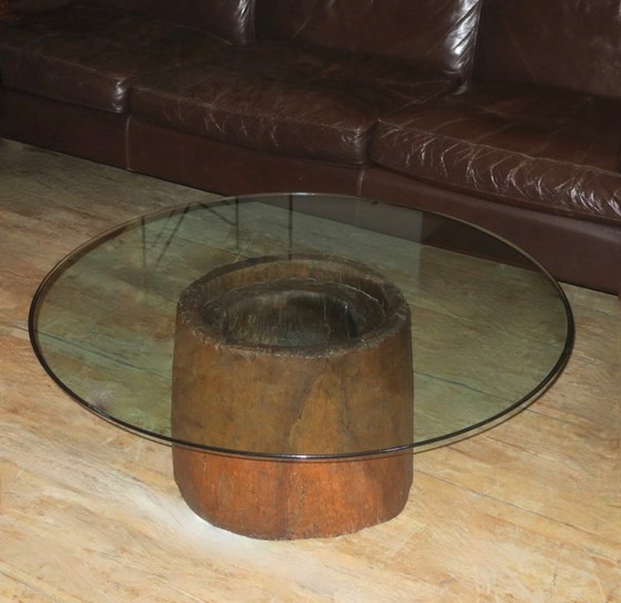 Image 1 of Table basse ancienne à mortier sculptée à la main avec plateau circulaire en verre