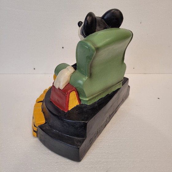 Image 1 of « Mickey Mouse dans son fauteuil de lecture », céramique, Démons &amp; Merveilles, vintage, années 90 – France