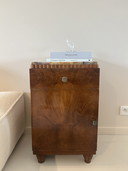 Meuble Art Déco unique avec plateau en marbre et placage en loupe de noyer
