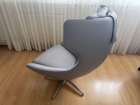 Image 1 of Poggiapiedi e cuscino poggiatesta per poltrona Leolux Caruzzo, colore grigio chiaro.