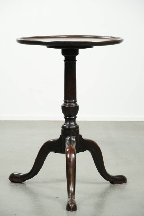 Image 1 of Charmante antieke Engelse ronde bijzet/ wijntafel uit eind 18e/ begin 19e eeuw met een prachtige diep en warm patina